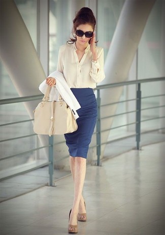 Модный лук: белый пиджак, бежевая блуза на пуговицах, синяя юбка-карандаш, светло-коричневые кожаные туфли