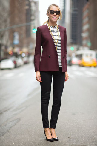Модный лук: темно-красный пиджак, бело-черная блуза с коротким рукавом в горизонтальную полоску, черные джинсы скинни, черные кожаные туфли