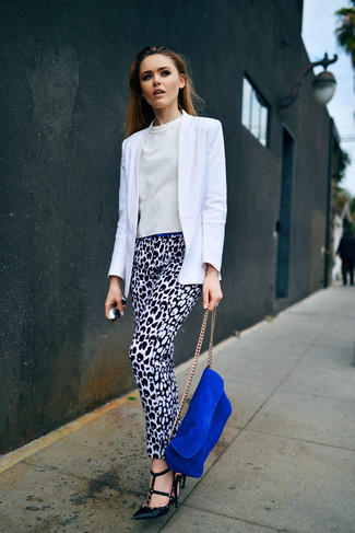 С чем носить белые узкие брюки в стиле смарт-кэжуал: Белый пиджак в паре с белыми узкими брюками — превосходная идея для воплощения образа в стиле элегантной повседневности. В тандеме с этим образом наиболее удачно будут выглядеть черные кожаные туфли.