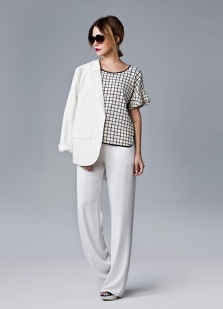 Модный лук: белый пиджак, бело-черная блуза с коротким рукавом в клетку, белые широкие брюки, белые кожаные босоножки на танкетке