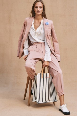 С чем носить розовый пиджак женщине: Если превыше всего ты ценишь комфорт и практичность, попробуй такое сочетание розового пиджака и розовых брюк-галифе. Если сочетание несочетаемого привлекает тебя не меньше, чем безвременная классика, закончи свой наряд бело-черными кожаными низкими кедами.