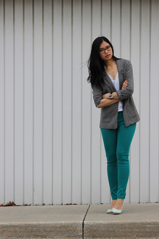 С чем носить белую блузку в стиле смарт-кэжуал: Белая блузка и темно-бирюзовые джинсы скинни — неотъемлемые вещи в гардеробе барышень с хорошим чувством стиля. Что же до обуви, голубые кожаные туфли — самый подходящий вариант.
