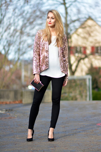 С чем носить ярко-розовый пиджак женщине: Ярко-розовый пиджак и черные бархатные леггинсы — классная идея для несложного, но стильного образа. Черные замшевые туфли становятся классным завершением твоего лука.