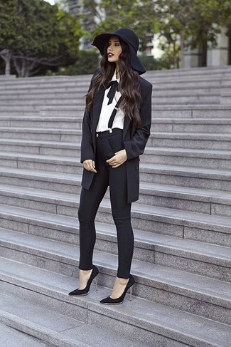 С чем носить черные замшевые туфли осень: Черный пиджак будет выглядеть прекрасно в паре с черными узкими брюками. В паре с этим луком наиболее удачно будут выглядеть черные замшевые туфли. Несомненно, такой наряд будет выглядеть превосходно в межсезонный период, когда погода станет менее благоприятной.