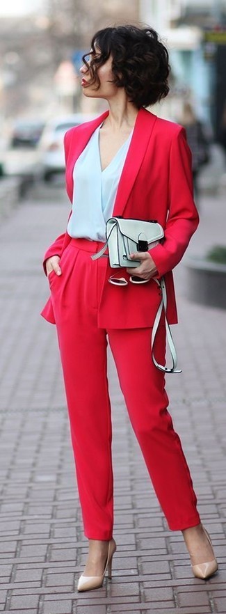 С чем носить красный пиджак в 30 лет женщине весна: Ансамбль из красного пиджака и красных широких брюк позволит создать утонченный и современный ансамбль. В качестве обуви к такому луку подойдут бежевые кожаные туфли. С наступлением весны мы убираем подальше тяжелые шубы и толстые куртки и встает вопрос о том, что носить. Такое сочетание послужит прекрасным источником стильного вдохновения.