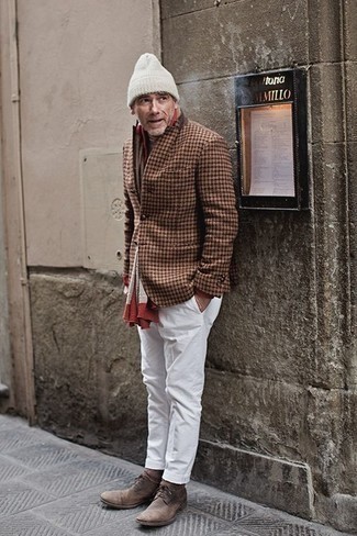 Модный лук: коричневый шерстяной пиджак в клетку, белые брюки чинос, коричневые замшевые ботинки дезерты, серая шапка