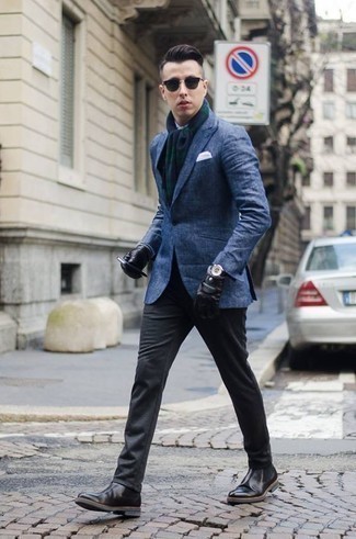 Как носить синий пиджак с черными кожаными ботинками челси мужчине: Любителям стиля business casual понравится дуэт синего пиджака и темно-серых брюк чинос. Разбавить образ и добавить в него чуточку классики позволят черные кожаные ботинки челси.