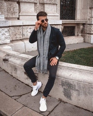 С чем носить серебряный шарф мужчине в теплую погоду: Сочетание темно-синего пиджака и серебряного шарфа - самый простой из возможных образов для активного отдыха. Вкупе с этим луком выгодно будут смотреться белые кроссовки.