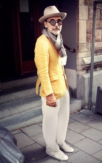 С чем носить низкие кеды за 50 лет мужчине весна в стиле смарт-кэжуал: Комбо из желтого пиджака и белых брюк чинос — отличный офисный вариант для парней. Этот лук выгодно дополнят низкие кеды. Стильный и неприевшийся — именно таким должен быть настоящий весенний образ.