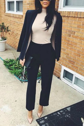 Как носить черные брюки-галифе с черным пиджаком в 30 лет женщине: Черный пиджак и черные брюки-галифе — хороший наряд, если ты хочешь составить расслабленный, но в то же время стильный лук. В сочетании с этим луком наиболее выгодно будут смотреться бежевые кожаные туфли.