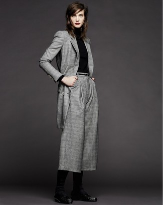 Модный лук: серый пиджак в шотландскую клетку, черная водолазка, серые брюки-кюлоты в шотландскую клетку, черные кожаные лоферы