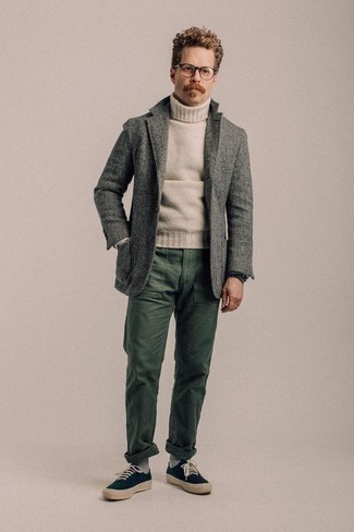 С чем носить шерстяной пиджак с узором "в ёлочку" мужчине осень: Шерстяной пиджак с узором "в ёлочку" и темно-зеленые брюки чинос — прекрасный выбор для рабочего ансамбля на каждый день. Любишь рисковать? Дополни лук темно-синими низкими кедами из плотной ткани. Подобное сочетание поможет создать эффектное осеннее настроение, даже если за окном зябко и тоскливо.
