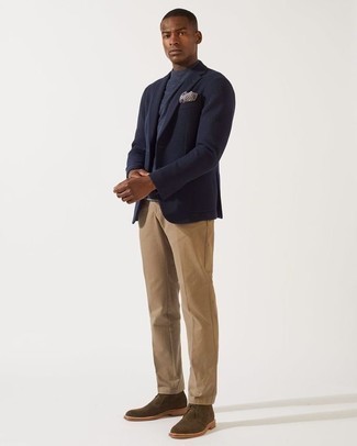 С чем носить темно-синий шерстяной пиджак мужчине в стиле смарт-кэжуал: Темно-синий шерстяной пиджак в паре со светло-коричневыми брюками чинос — образец непринужденного офисного стиля для парней. Вкупе с этим образом выигрышно выглядят темно-коричневые замшевые ботинки дезерты.