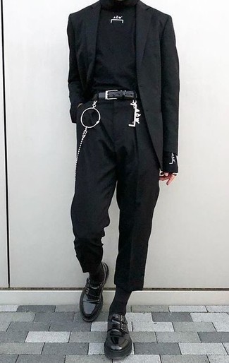 Модный лук: черный пиджак, черная водолазка, черные брюки чинос, черные кожаные монки с двумя ремешками