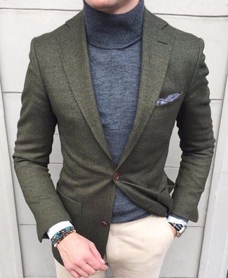 С чем носить оливковый шерстяной пиджак мужчине: Любишь выглядеть дорого? Тогда дуэт оливкового шерстяного пиджака и бежевых брюк чинос создано для тебя.