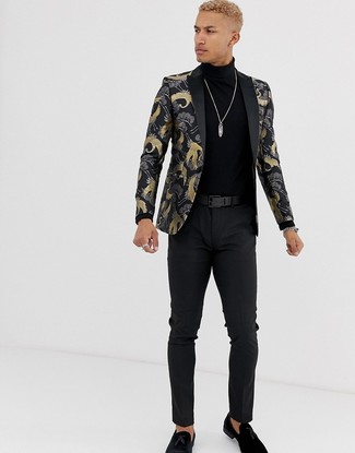 Модный лук: черный пиджак из парчи, черная водолазка, черные брюки чинос, черные замшевые лоферы с кисточками