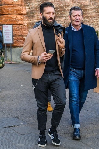 Как носить светло-коричневый пиджак с черной водолазкой в 30 лет мужчине: Если ты приписываешь себя к той редкой категории парней, разбирающихся в моде, тебе подойдет сочетание светло-коричневого пиджака и черной водолазки. Если ты предпочитаешь более практичную обувь, останови свой выбор на черно-белых замшевых низких кедах.