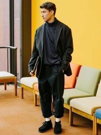 Какие ботинки дезерты носить с серым пиджаком в теплую погоду: Серый пиджак в паре с черными брюками чинос — необычный образ для мужчин, работающих в офисе. Ботинки дезерты становятся великолепным завершением твоего ансамбля.