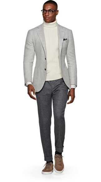 Модный лук: серый пиджак, белая шерстяная водолазка, темно-серые брюки чинос в клетку, коричневые замшевые низкие кеды