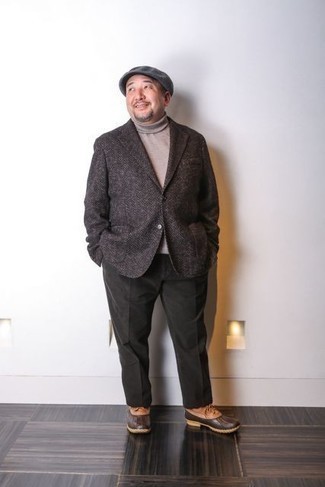С чем носить темно-коричневый пиджак за 40 лет мужчине: Дуэт темно-коричневого пиджака и темно-зеленых брюк чинос поможет воплотить в твоем образе городской стиль современного парня. Любители рискованных сочетаний могут закончить образ табачным кожаным зимними ботинками.