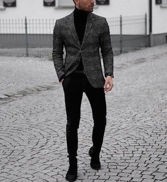 Как носить темно-серый пиджак в шотландскую клетку с черными брюками чинос в 30 лет осень: Если ты из той когорты молодых людей, которые любят одеваться со вкусом, тебе придется по душе сочетание темно-серого пиджака в шотландскую клетку и черных брюк чинос. Любители экспериментов могут завершить образ черными замшевыми ботинками челси, тем самым добавив в него чуточку классики. Весьма подходящая задумка для осеннего лука.