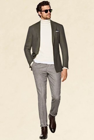 Модный лук: темно-серый пиджак, белая шерстяная водолазка, серые брюки чинос, темно-красные кожаные ботинки челси