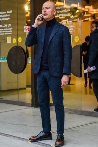 Как носить брюки чинос с оксфордами за 40 лет: Темно-синий пиджак и брюки чинос — must have вещи в гардеробе современного парня. Дополнив образ оксфордами, можно привнести в него классическую нотку.