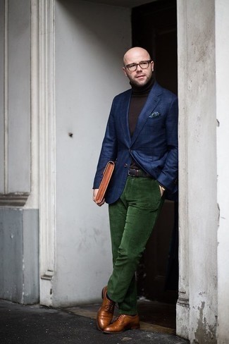 Какие броги носить с темно-зелеными брюками чинос в 30 лет в теплую погоду: Темно-синий пиджак в шотландскую клетку будет смотреться великолепно в паре с темно-зелеными брюками чинос. Теперь почему бы не добавить в повседневный лук чуточку изысканности с помощью брогов?