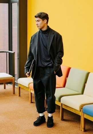 С чем носить темно-серый пиджак мужчине: Образ из темно-серого пиджака и черных брюк чинос смотрится выше всяких похвал, согласен? Переходя к обуви, можно завершить образ черными замшевыми ботинками дезертами.