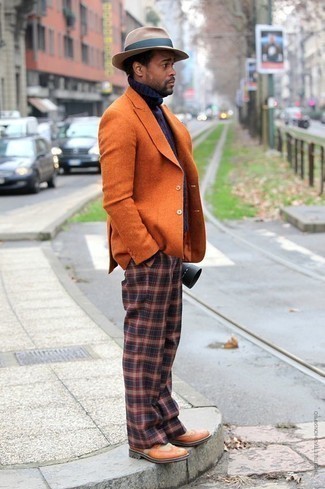 С чем носить оранжевый пиджак мужчине: Если не представляешь, что надеть на учебу или на работу, оранжевый пиджак и темно-синие брюки чинос в шотландскую клетку — отличный выбор. Закончив ансамбль табачными кожаными брогами, получим потрясающий результат.