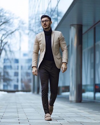 Как носить темно-коричневые брюки чинос с бежевым пиджаком в стиле смарт-кэжуал: Если ты приписываешь себя к той немногочисленной группе джентльменов, способных неплохо ориентироваться в трендах, тебе подойдет ансамбль из бежевого пиджака и темно-коричневых брюк чинос. Опасаешься выглядеть несерьезно? Заверши этот образ бежевыми замшевыми монками с двумя ремешками.