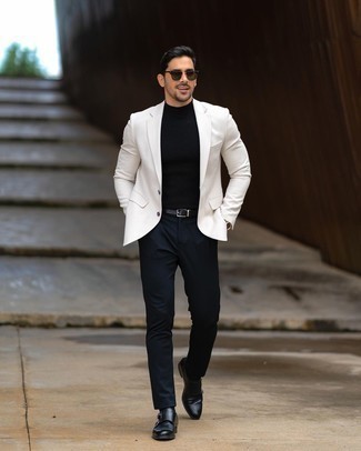 Какие брюки чинос носить с белым пиджаком в 30 лет весна в стиле смарт-кэжуал: Белый пиджак и брюки чинос — образ, который будет неизбежно притягивать дамские взоры. Почему бы не привнести в повседневный лук толику элегантности с помощью черных кожаных монок с двумя ремешками? Несомненно, такой лук будет смотреться с иголочки в межсезонье, когда зимний сезон сменяется более теплой погодой.