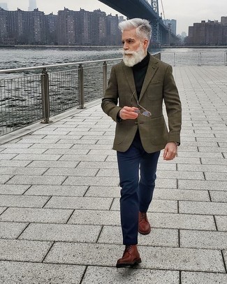 Какие пиджаки носить с темно-синими брюками чинос за 50 лет: Составив образ из пиджака и темно-синих брюк чинос, можно получить великолепный мужской образ для полуформальных мероприятий после работы. Что касается обуви, можно закончить ансамбль коричневыми кожаными повседневными ботинками.