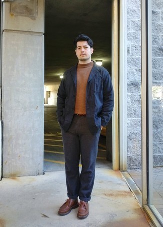 С чем носить темно-синий хлопковый пиджак мужчине: Темно-синий хлопковый пиджак и темно-синие брюки чинос позволят составить нескучный мужской образ для рабочего дня в офисе. В этот образ очень просто интегрировать пару коричневых кожаных ботинок дезертов.