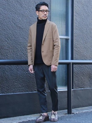 Как носить светло-коричневый пиджак с серыми брюками чинос в 30 лет: Светло-коричневый пиджак и серые брюки чинос — неотъемлемые вещи в гардеробе молодых людей с чувством стиля. Вкупе с этим ансамблем отлично выглядят темно-красные кожаные ботинки дезерты.