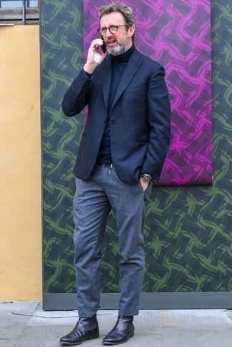 С чем носить синий пиджак за 40 лет мужчине осень в стиле смарт-кэжуал: Синий пиджак и серые брюки чинос — превосходное решение для свидания или похода в паб с друзьями. Хотел бы сделать лук немного элегантнее? Тогда в качестве обуви к этому образу, стоит обратить внимание на черные кожаные ботинки челси. Само собой разумеется, подобное сочетание одежды будет замечательным вариантом для межсезонной погоды.