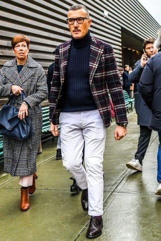 С чем носить темно-сине-зеленый пиджак в шотландскую клетку мужчине: Темно-сине-зеленый пиджак в шотландскую клетку и белые брюки чинос выигрышно вписываются в гардероб самых взыскательных джентльменов. Думаешь сделать образ немного строже? Тогда в качестве дополнения к этому образу, выбери темно-красные кожаные туфли дерби.
