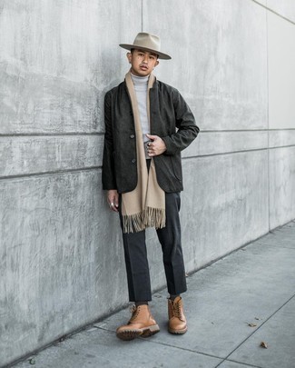 С чем носить бежевую шерстяную шляпу в 20 лет мужчине: Если ты делаешь ставку на удобство и функциональность, темно-серый шерстяной пиджак и бежевая шерстяная шляпа — отличный вариант для привлекательного повседневного мужского лука. Такой образ обретает новое прочтение в паре с коричневыми кожаными повседневными ботинками.