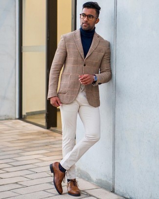 Модный лук: светло-коричневый пиджак с узором "гусиные лапки", темно-синяя водолазка, белые брюки чинос, коричневые кожаные оксфорды