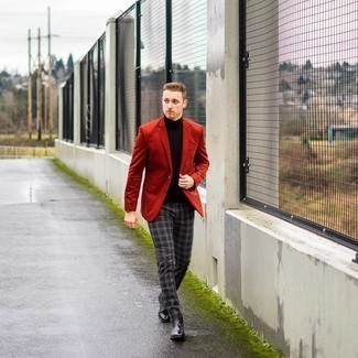 С чем носить бархатный пиджак мужчине: Сочетание бархатного пиджака и черных брюк чинос в шотландскую клетку может стать прекрасным луком для офиса. Теперь почему бы не привнести в повседневный образ толику изысканности с помощью черных кожаных ботинок челси?