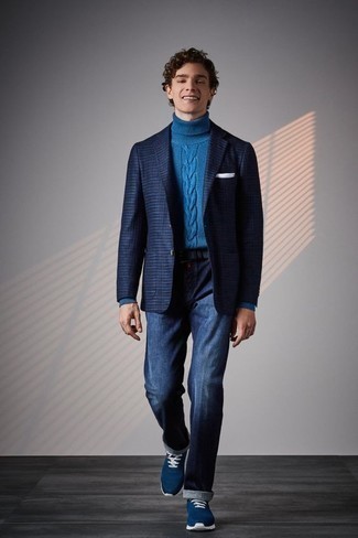 Какие джинсы носить с темно-сине-зелеными кроссовками в 20 лет мужчине в теплую погоду: Привлекательное сочетание темно-синего пиджака в горизонтальную полоску и джинсов несомненно будет привлекать взоры прекрасного пола. Чтобы лук не получился слишком отполированным, можешь закончить его темно-сине-зелеными кроссовками.