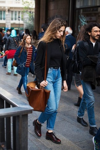 Как носить джинсы с пиджаком женщине осень в стиле смарт-кэжуал: Пиджак и джинсы надежно закрепились в гардеробе многих барышень, помогая создавать эффектные и стильные образы. Такой лук получает новое прочтение в тандеме с темно-красными кожаными оксфордами. Как нам кажется, это чудесная идея на межсезонье, когда столбик термометра неуклонно ползет вниз.