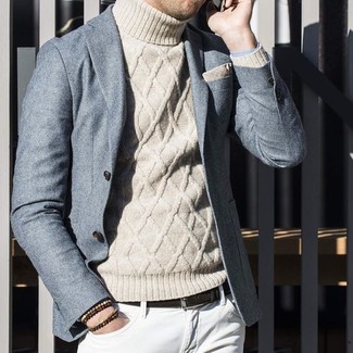 С чем носить бежевую вязаную водолазку в 30 лет мужчине в теплую погоду в стиле смарт-кэжуал: Дуэт бежевой вязаной водолазки и белых джинсов смотрится круто и стильно.