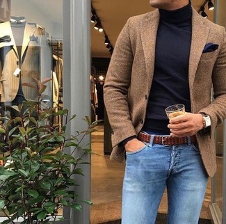 С чем носить темно-коричневый шерстяной пиджак мужчине в теплую погоду в стиле смарт-кэжуал: Темно-коричневый шерстяной пиджак в сочетании с голубыми джинсами может стать великолепным ансамблем для офиса.