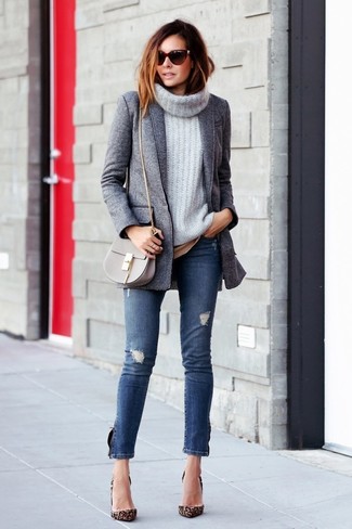 С чем носить серый свитер женщине: Серый свитер и синие рваные джинсы — must have вещи в гардеробе дам с великолепным вкусом в одежде. Вместе с этим нарядом отлично выглядят светло-коричневые замшевые туфли с леопардовым принтом.