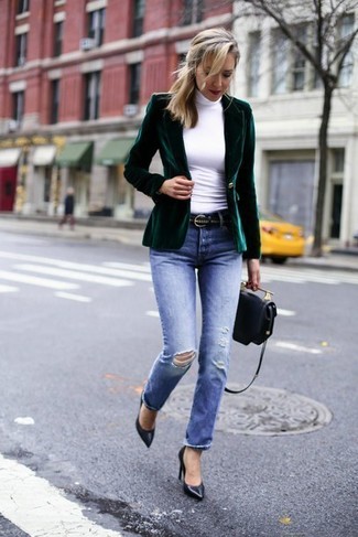 Какие джинсы носить с темно-зеленым пиджаком женщине в теплую погоду в стиле смарт-кэжуал: Несмотря на то, что это достаточно легкий образ, образ из темно-зеленого пиджака и джинсов продолжает завоевывать сердца многих модниц. Черные кожаные туфли прекрасно впишутся в лук.