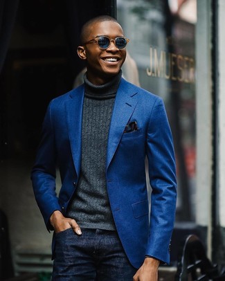 С чем носить темно-синие солнцезащитные очки в 20 лет мужчине: Сочетание синего хлопкового пиджака и темно-синих солнцезащитных очков пользуется большой популярностью среди ценителей практичного удобства.