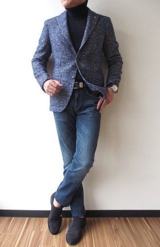 Как носить синие джинсы с черными замшевыми монками в 30 лет: Темно-синий шерстяной пиджак и синие джинсы гармонично впишутся в любой мужской лук — лёгкий будничный лук или же изысканный вечерний. Если тебе нравится смешивать в своих луках разные стили, из обуви можешь надеть черные замшевые монки.