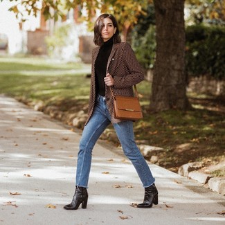 Как носить пиджак с джинсами женщине осень: Если ты считаешь себя одной из тех женщин, которые каждый день выглядят безукоризненно, тебе понравится лук из пиджака и джинсов. Отлично здесь смотрятся черные кожаные ботильоны. Интересный и стильный образ — это то, что нужно в прохладный осенний день.