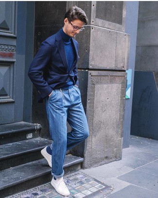 Какие низкие кеды носить с синими джинсами мужчине в теплую погоду в стиле смарт-кэжуал: Если ты из той когорты молодых людей, которые разбираются в моде, тебе подойдет сочетание темно-синего пиджака и синих джинсов. Закончив лук низкими кедами, ты привнесешь в него немного динамичности.